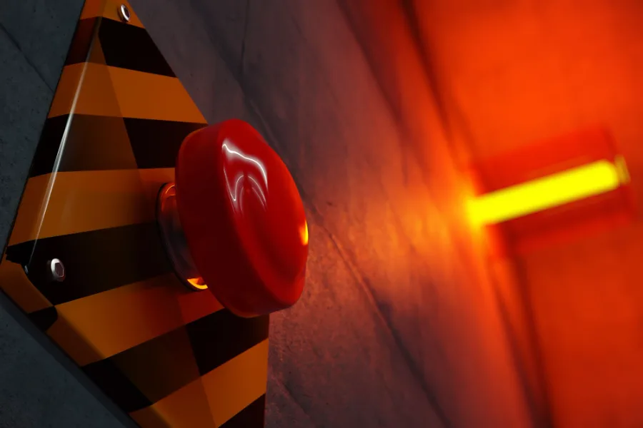 Iluminação de emergência: com que frequência testar e quando trocar a bateria